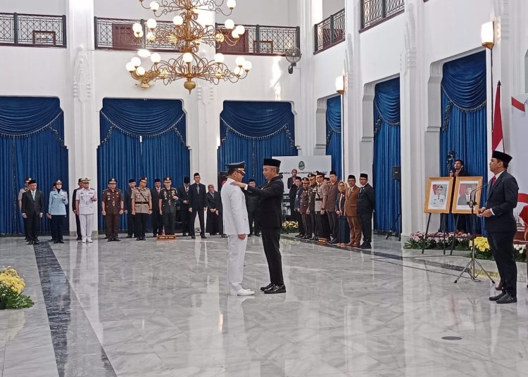 Penjabat Gubernur Jawa Barat, Bey Triadi Machmudin saat melantik Wahyu Mijaya sebagai Pj Bupati Cirebon, di gedung sate, Bandung, Jumat (17/5/2024).*
