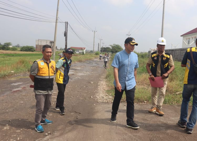 Penjabat Bupati Cirebon, Wahyu Mijaya, didampingi jajaran dinas PUTR saat meninjauan proses peningkatan jalan di beberapa titik Wilayah Timur Kabupaten Cirebon, Jumat (24/5/2024).