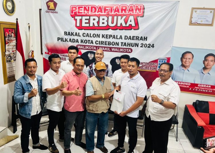 Foto bersama Reza mansyur dan tim suksesnya bersama pengurus DPC Partai Gerindra Kota Cirebon, Minggu (26/5/2024).*