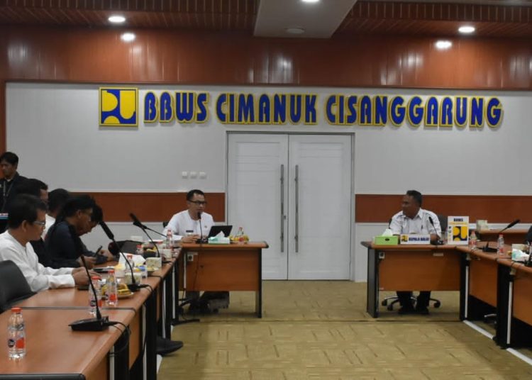 Pj Bupati Cirebon Wahyu Mijaya bersama jajaran dalam pertemuan bersama pihak BBWS Cimanuk Cisanggarung, di Jalan Pemuda, Kecamatan Kesambi, Kota Cirebon, pada Kamis (30/5/2024). /*(foto Diskominfo Kabupaten Cirebon).