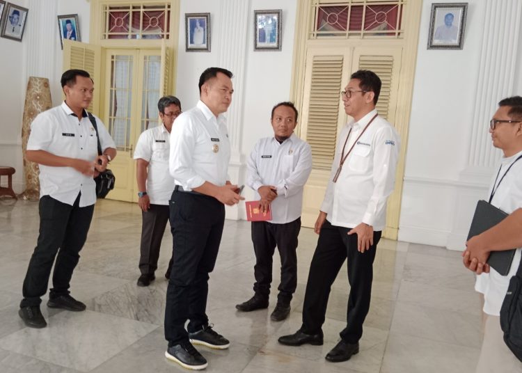 Pj Bupati cirebon, Wahyu Mijaya, saat menerima kunjungan Kepala Kantor Perwakilan Bank Indonesia Cirebon, Anton Pitono di pendopo rumdin,  Kota Cirebon, Rabu (29/5/2024).