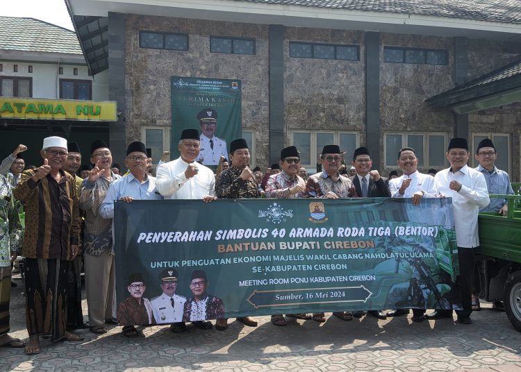 Bupati Cirebon, Imron (ke lima dari kanan), didampingi Rais Syuriah PCNU Kabupaten Cirebon, KH Wawan Arwani, beserta para nahdliyin dalam penyerahan kendaraan bentor di Sekretariat PCNU setempat,  Kamis (16/5/2024).