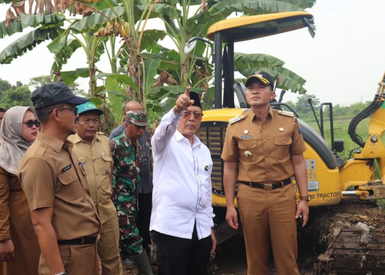 Pj Bupati Cirebon, Wahyu Mijaya didampingi jajaran saat memantau penutupan tempat pembuangan sampah (TPS) liar di bantaran Sungai Kwista, Desa Jagapura Wetan, Kecamatan Gegesik, Senin (3/6/2024). /* (foto: Diskominfo Kabupaten Cirebon)