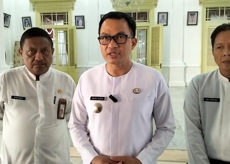 Pj Bupati Cirebon, Wahyu Mijaya didampingi Kadisdik Ronianto (kiri) saat memberikan keterangan pers di Pendopo Bupati, Kamis (6/6/2024).