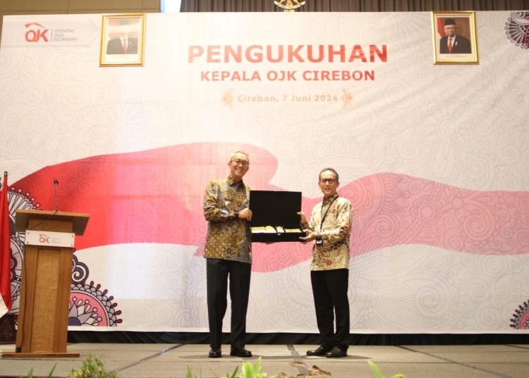 Foto bersama Pj Wali Kota Cirebon Agus Mulyadi (kiri) dan Kepala OJK Cirebon Agus Muntholib (kanan) dalam sertijab Kepala OJK Cirebon di Hotel Luxton, Jumat (7/6/2025).*