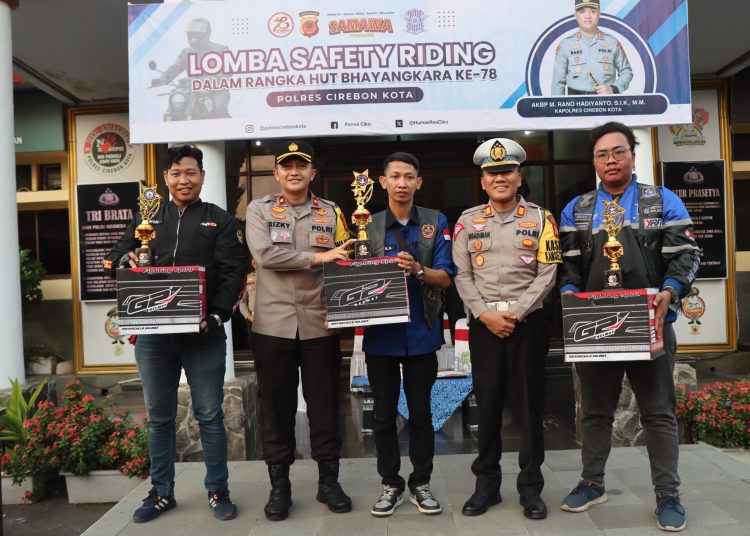 Waka Polres Cirebon Kota Kompol Rizky Adi Saputro, S.H., S.Ik, berfoto bersama para pemenang lomba Safety Ridding di HUT Bhayangkari di Mapolres setempat, Sabtu (8/6/2024).*