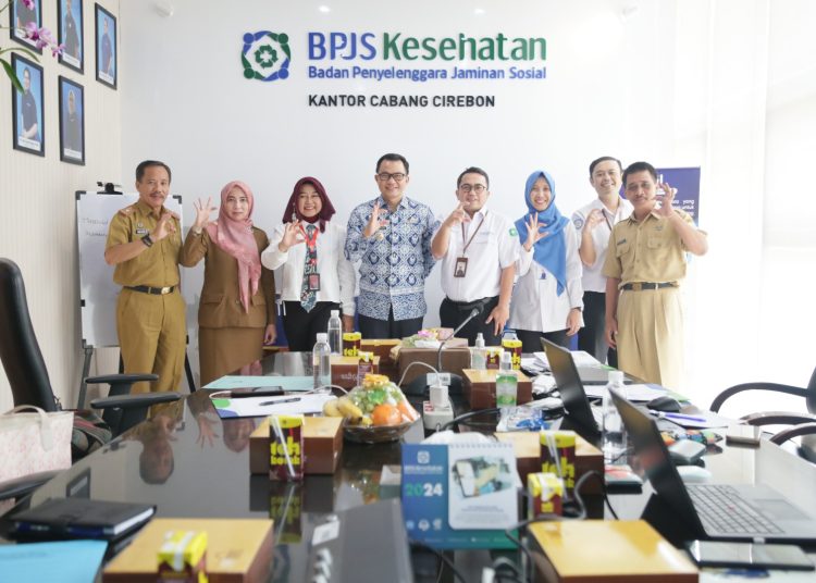 Pj Bupati Cirebon, Wahyu Mijaya (tengah) bersama jajaran saat berkunjung ke kantor BPJS Kesehatan Cabang Cirebon, Senin (10/6/2024).