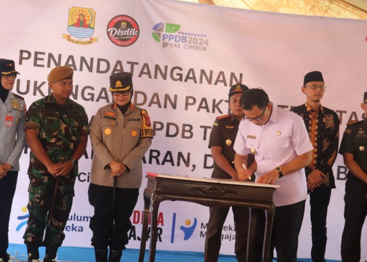 Forum Koordinasi Pimpinan Daerah (Forkopimda) menandatangani komitmen dukungan penyelenggaraan PPDB 2024 di SMP Negeri 1 Sumber, Rabu (12/6/2024).