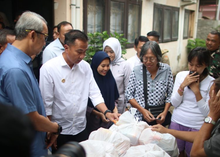 Pj Wali Kota Cirebon Drs H Agus Mulyadi MSi mendampingi Pj Gubernur Jawa Barat, Bey Mahmudin meninjau pelaksanaan Operasi Pasar Bersubsidi (Opadi) di Halaman Kantor Kelurahan Jagasatru, Sabtu (15/6/2024).*