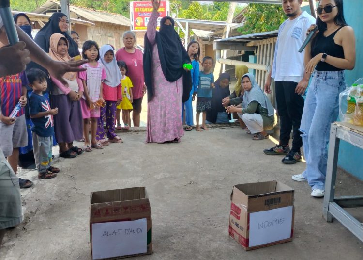 Bakal Calon Wali Kota Cirebon Reza Mansyur menggelar games berhadiah di kampung Larangan Kecamatan Harjamukti Kota Cirebon, Minggu (16/6/2024).*