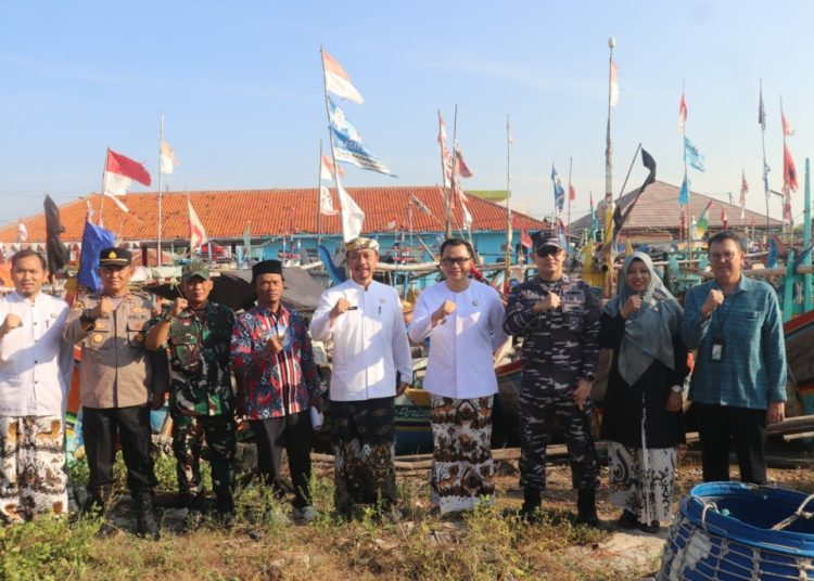 Pj Bupati Cirebon, Wahyu Mijaya, didampingi jajaran Dinas KPP, saat menyalurkan alat tangkap ikan ramah lingkungan di Kampung Nelayan Desa Citemu, Kecamatan Mundu, Kamis (20/6/20024).*