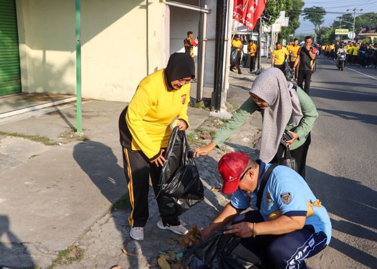 Kapolresta Cirebon, Kombes Sumarni, saat memimpim giat bersama memperingati Hari Bhayangkara ke-78, dengan Forkopimda setempat, Jumat (21/6/2024).