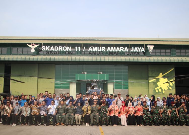 Foto bersama Pemkot Cirebon, Skadron 11/Amur Amara Jaya, dan Media Cirebon dalam kegiatan media gathering di pangkalan Puspenerbad Angkatan Darat Semarang, Senin (24/6/2024).*