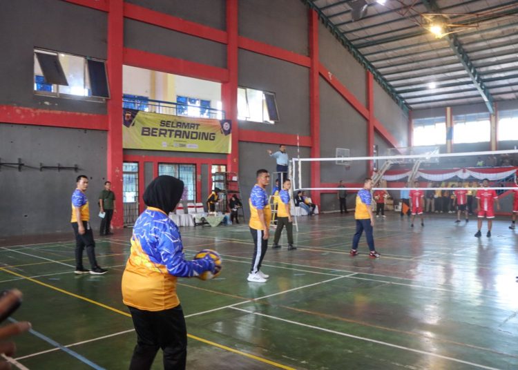 Kapolresta Cirebon, Kombes Sumarni, saat melakukan service dalam pertandingan eksebisi antara Jurnalis Cirebon melawan Forkopimda di GOR Ranggajati, Kabupaten Cirebon, Kamis (27/6/2024).