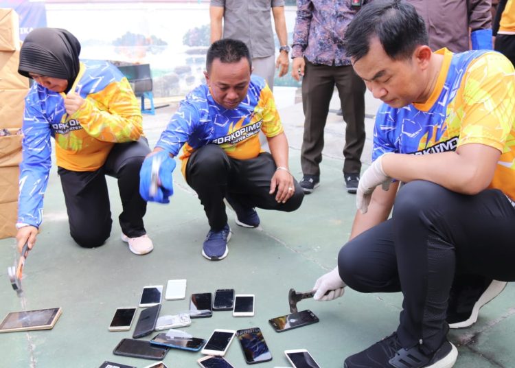 Kajari Kabupaten Cirebon, Yudi Kurniawan (tengah) bersama Forkopimda saat memusnahkan sebagian barang bukti yang sudah incraht di halaman Kantor Kejari, Kamis (27/6/2024).