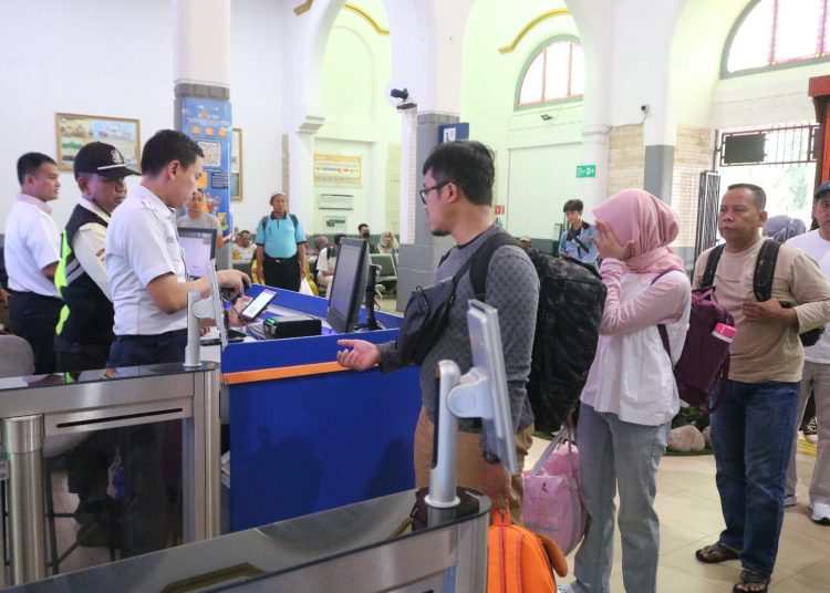 Suasana aktifitas pemberangkatan penumpang di Stasiun Kejaksan Cirebon, Minggu (30/6/2024).*