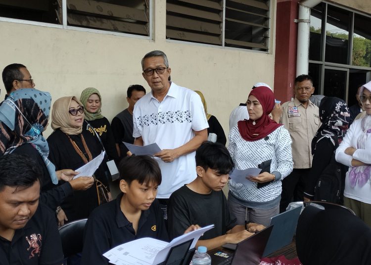 Pj Wali Kota Cirebon H Agus Mulyadi meninjau pelayanan kesejahteraan sosial yang digelar Dinas Sosial Kota Cirebon dalam Gebyar Kesejahteraan Sosial Tahun 2024 di GOR Bima, Minggu (9/6/2024).*