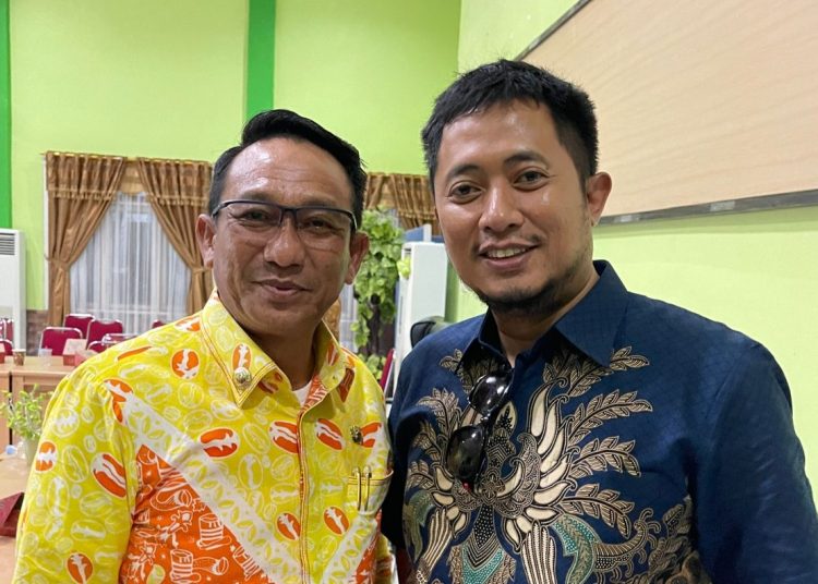 Sekretaris BPD HIPMI Jabar Reza Mansyur (kanan) bersama Bupati Belitung Timur Burhanuddin (kiri).*