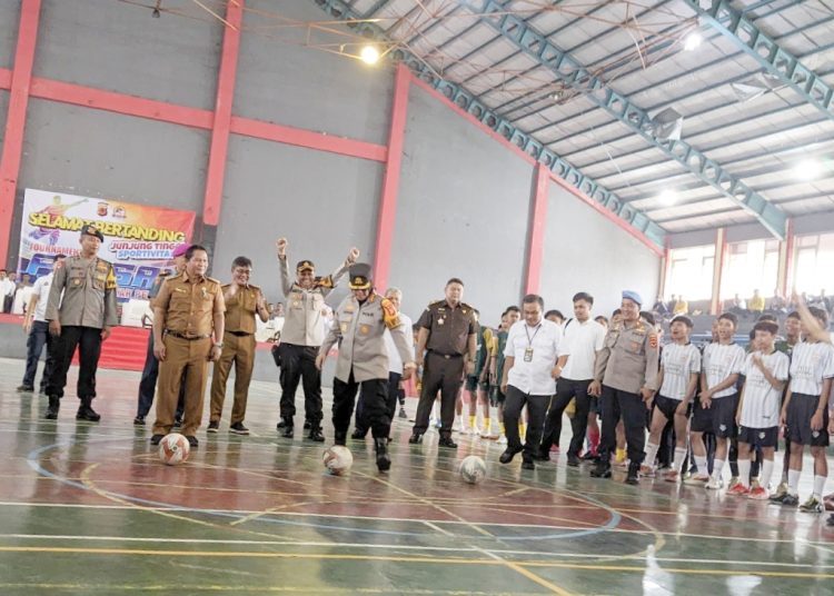 Kapolresta Cirebon, Kombes Sumarni, secara simbolis menendang bola dalam turnamen futsal antar pelajar di GOR Ranggajati, Senin (24/6/2024). */