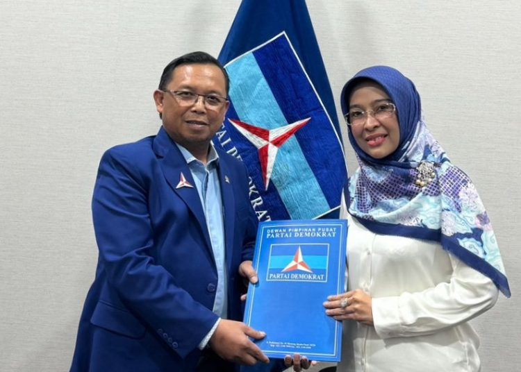 Kepala BPOKK DPP Partai Demokrat, Herman Khaeron, saat menyerahkan surat tugas kepada Wahyu Tjiptaningsih untuk mencari koalisi di Pilkada Kabupaten Cirebon.*/