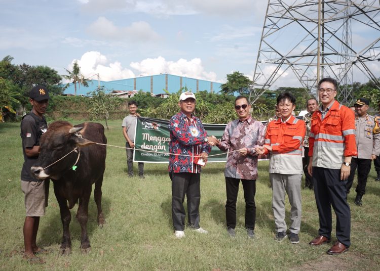 Wakil Direktur Utama Cirebon Power, Joseph Pangalila (tengah) secara simbolis memberikan hewan kurban kepada perwakilan warga sekitar perusahaan, Kamis (13/6/2024).