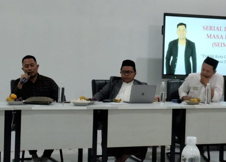 Reza Manayur dalam program diskusi Serial Inovasi Masa Depan (Seiman) "Politik Kota Cirebon Menuju Indonesia Emas 2045" yang digagas Institut Studi Islam Fahmina (ISIF) Cirebon, Jumat (5/7).*