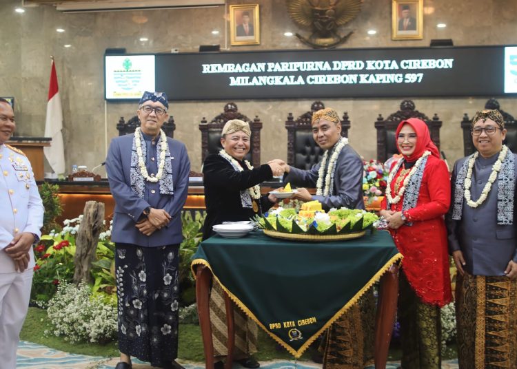 Rapat Paripurna Hari Jadi ke-597 Cirebon di Ruang Griya Sawala Gedung DPRD Kota Cirebon, Minggu (7/7/2024).*