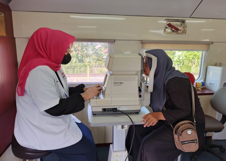PT Kereta Api Indonesia (Persero) Daerah Operasi 3 Cirebon kembali menyelenggarakan Program Tanggung Jawab Sosial dan Lingkungan TJSL dalam bentuk pelayanan kesehatan dan pengobatan gratis dengan kereta kesehatan (Rail Clinic) untuk masyarakat di sekitar Stasiun Ketanggungan, Rabu (10/7/2024).*