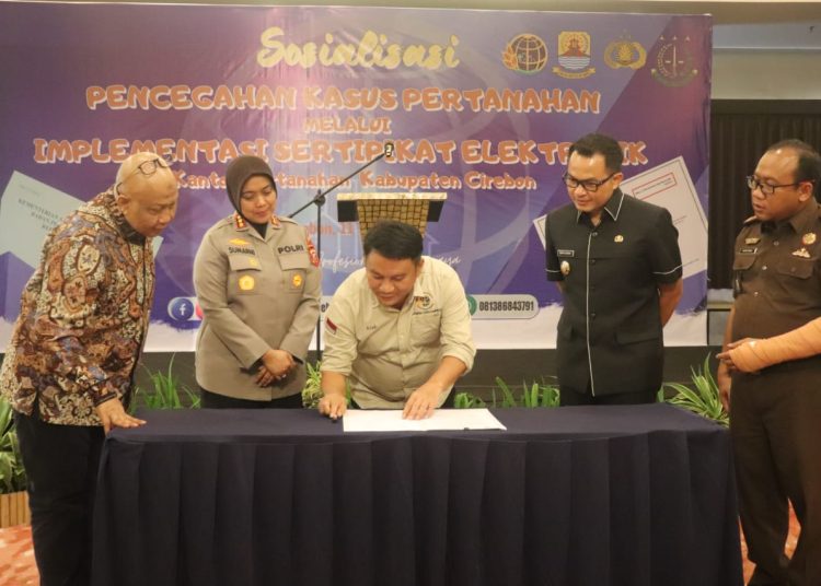 Pj Bupati Cirebon, Wahyu Mijaya, mendorong upaya BPN Kabupaten Cirebon dalam upaya mentransformasikan digital sertifikat tanah dalam sosialisasi di hotel aston, Kecamatan Kedawung, Kamis (11/7/2024).