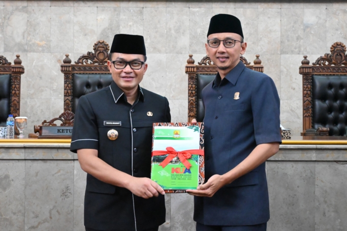 Pj Bupati Cirebon, Wahyu Mijaya (kiri) menyerahkan nota pengantar Rancangan KUA-PPAS, TA 2025 dalam Rapat paripurna di gedung DPRD setempat, Kamis (11/7/2024).