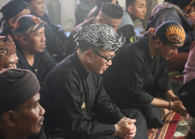 Pj Bupati Cirebon, Wahyu Mijaya saat hadir dalam prosesi Haul Mbah Kuwu Cirebon di kompleks pemakaman Sunung Gunung Jati di Astana Gunung Jati, Selasa (16/7/2024).