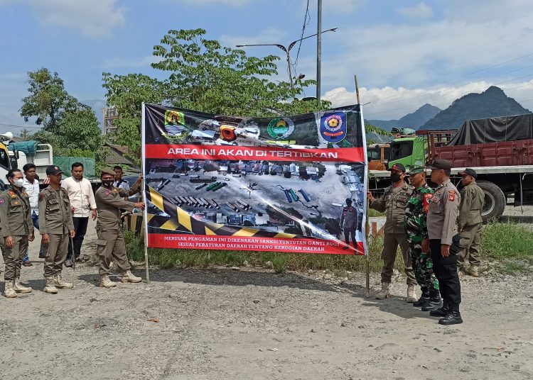 Petugas gabungan penegak hukum di Kabupaten Cirebon saat memasang baliho penertiban puluhan Warem di komplek Goa Macan di Desa Palimanan Barat, Kecamatan Gempol./*