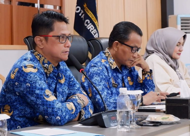 Pj Sekda Kota Cirebon, M Arif Kurniawan ST hadir dalam virtual meeting pembinaan penyelenggaraan Kabupaten Kota Sehat (KKS) Tahun 2024 di Ruang Prabayaksa, Balai Kota Cirebon, Rabu (17/7/2024).* FOTO: Pemkot Cirebon