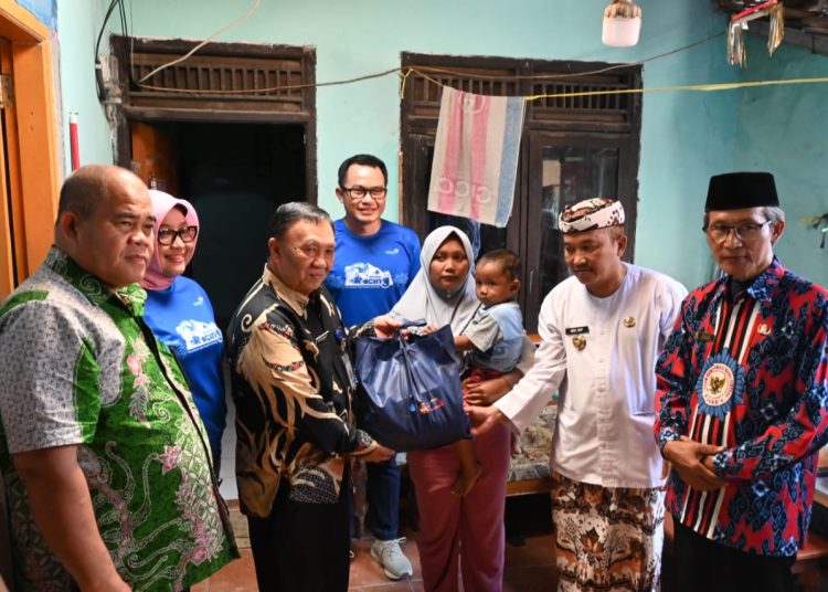 Kepala Perwakilan BKKBN Provinsi Jawa Barat, Fazar Supriadi Sentosa (kiri) dalam kegiatanvperingatan Hari Keluarga Nasional (Harganas) di Kabupaten Cirebon, Kamis (18/7/2024).