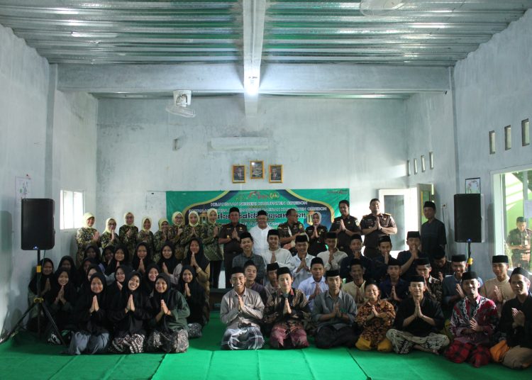 Kajari Kabupaten Cirebon, Dr. Yudhi Kurniawan, S.H., M.H., dan jajaran saat menyambangi salahsatu pondok pesantren  dalam momentum peringatan Hari Bhakti Adhyaksa ke-64 dan HUT Ikatan Adhyaksa Darmakarini ke-24 tahun 2024, Kamis (18/7/2024).