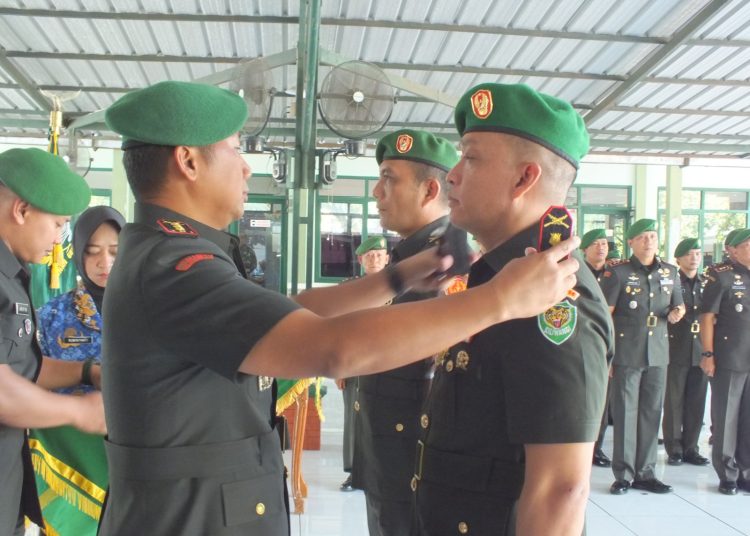 Danrem 063/Sgj Kolonel Inf Bayu Sudarmanto, S.E. memimpin acara serah terima jabatan Komandan Kodim 0614/Kota Cirebon dari Letkol Inf Robil Syaifullah kepada pejabat baru Letkol Inf Saputra Hakki, S.H., M.P.M, di Pendopo 76 Makodim 0614/Kota Cirebon,  Jum'at (19/7/2024).***