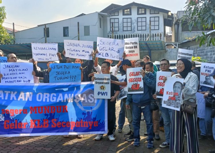 Sejumlah anggota PWI se Bandung Raya melakukan aksi unjukrasa menuntut PWI Pusat segera menggelar KLB di kantor sekretariat PWI Provinsi Jawa Barat, Jumat ( 19/7/2024).