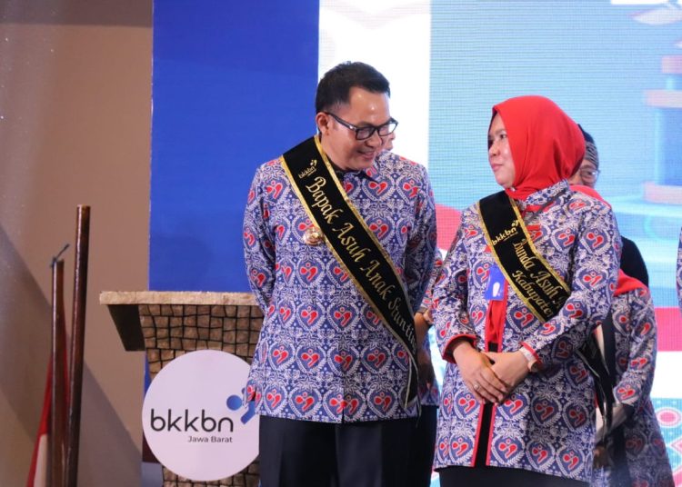 Kabupaten Cirebon menerima gelar penghargaan Bapak dan Ibu Asuh Anak Stunting dari BKKBN Jawa Barat, dalam acara Malam Anugerah Bangga Kencana dan Penggalangan Komitmen Mitra yang berlangsung di hotel Aston, Kabupaten Cirebon, Jumat (19/7/2024) malam.