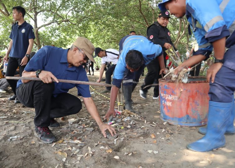 Pj Wali Kota Cirebon H Agus Mulyadi melakukan penanaman mangrove di pantai Kejawanan Cirebon, Jumat (26/7/2024).*