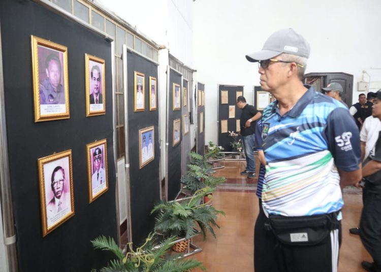 Pj Wali Kota H Agus Mulyadi meninjau Diorama Arsip di gedung Balaikota Cirebon yang terbuka untuk umum, Sabtu (27/7/2024).*