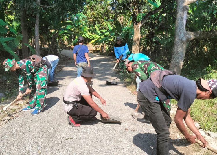 TNI, Polisi dan Masyarakat gotong royong membangun infrastruktur dalam pelaksanaan TMMD ke-121, di Desa Kubang, Kecamatan Talun, Kabupaten Cirebon, Selasa (30/7/2024).