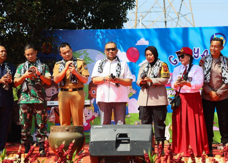 Prosesi melepaskan burung salah satu seremonial dalam rangkaian acara Gebyar Hari Anak Nasional 2024 Kabupaten Cirebon di Hutan Kota Sumber, Selasa (30/7/2024).*