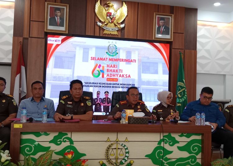 Kepala Kejari Kabupaten Cirebon, Yudhi Kurniawan (tengah) didampingi sejumlah jajaran saat konfrensi pers capaian kinerja periode Januari-Juli di kantornya, Selasa (22/7/2024).