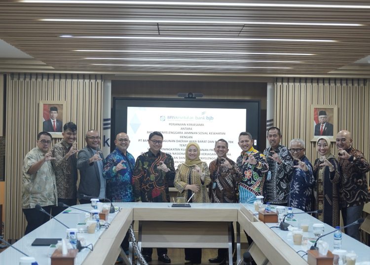 Perjanjian kerjasama antara BPJS Kesehatan dan bank bjb untuk meningkatkan layanan fasilitas kesehatan, di Menara bank bjb, Bandung, Senin (29/7).
