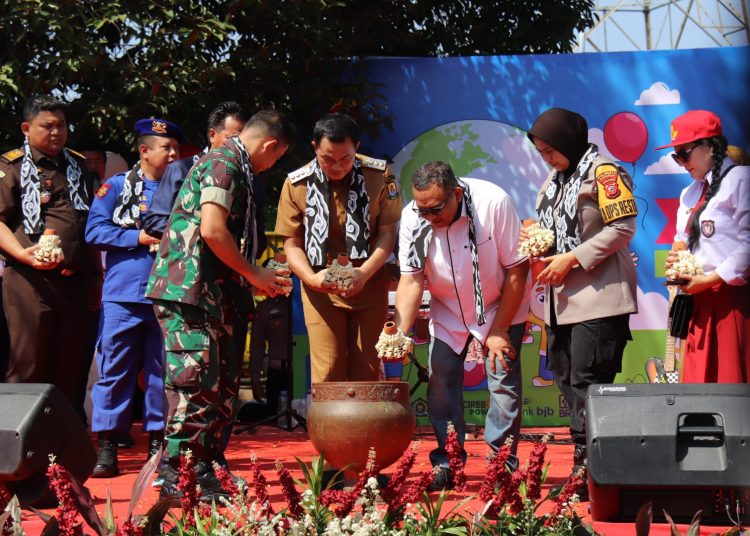 Forkopimda Kabupaten Cirebon bersana Wamenaker Afriansyah Noor, dalam peringaran hari anak nasional tingkat Kabupaten Cirebon, di Hutan Kota Sumber, Selasa (29/7/2024).