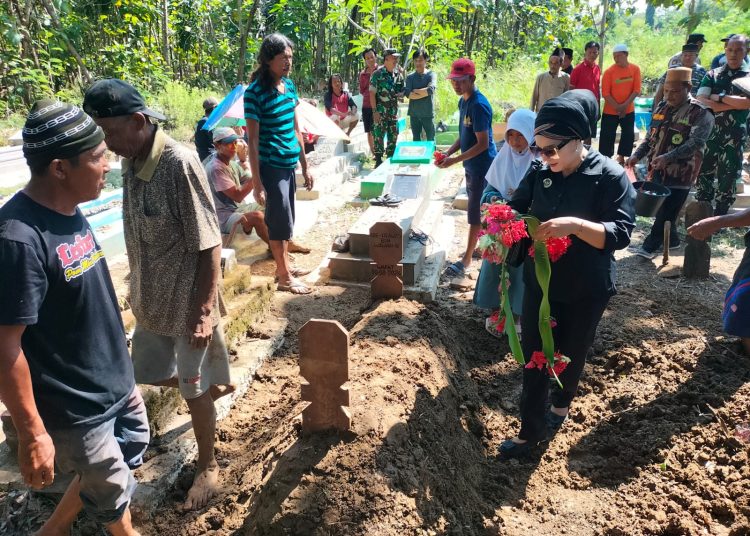 Ketua KPAID Cirebon, Hj. Fifi Sofiah mendampingi hingga proses pemakaman Al korban kekerasan di Desa Pabuaran Kidul, Selasa (6/8/2024).*