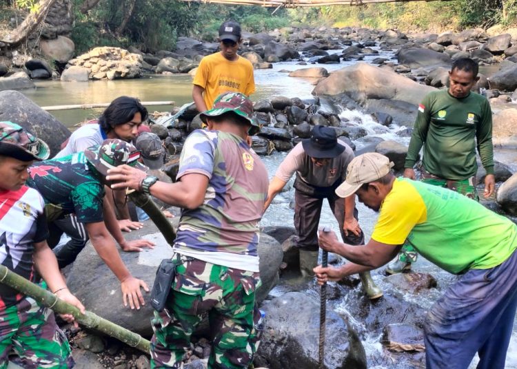 Personel Kodim 0620 Cirebon dibantu warga saat membangun pipanisasi sepanjang 500 meter dalam program TMMD sektor pertanian di Desa Kubang, Kecamatan Talun, Kabupaten Cirebon, Kamis (1/8/2024). /*