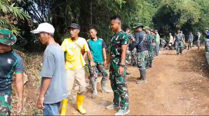 Seluruh elemen masyarakat terlihat kembali membudayakan tradisi gotong royong berkat TMMD Kodim 0620/Kab. Cirebon di Desa Kubang, Kecamatan Talun, Sabtu (3/8/2024).