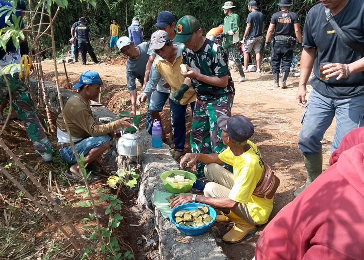 Sinergi TNI dan warga Desa Kubang ciptakan harmoni dalam Program TMMD ke-121, meski baru berjalan dua pekan, Minggu (4/8/2024).