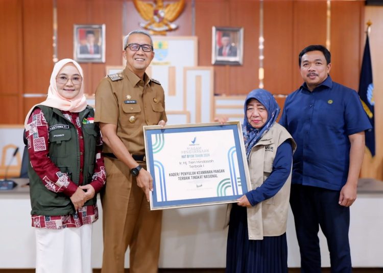 Pj Wali Kota Cirebon, Drs H Agus Mulyadi MSi menerima kunjungan dari Balai Besar Pengawas Obat dan Makanan (BBPOM) Bandung, Jawa Barat, di Balai Kota Cirebon, Senin (5/8/2024).* Foto: Pemkot Cirebon